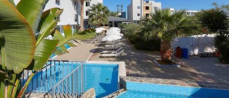 Sesongbasert utendørsbasseng og solsenger