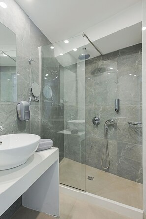 Standaard tweepersoonskamer | Badkamer | Een douche, een haardroger, badjassen, pantoffels