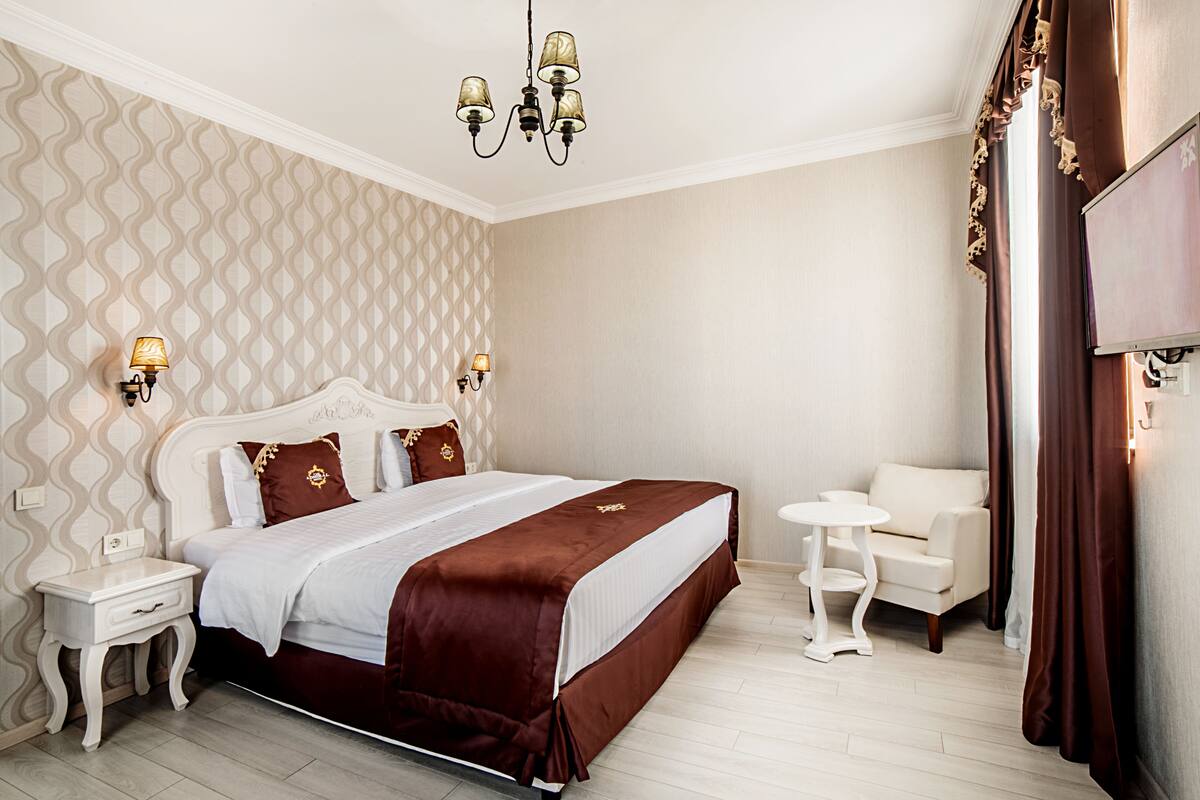 Deluxe Suite, Sea View | Minibar, in-room safe, iron/ironing board (on request)