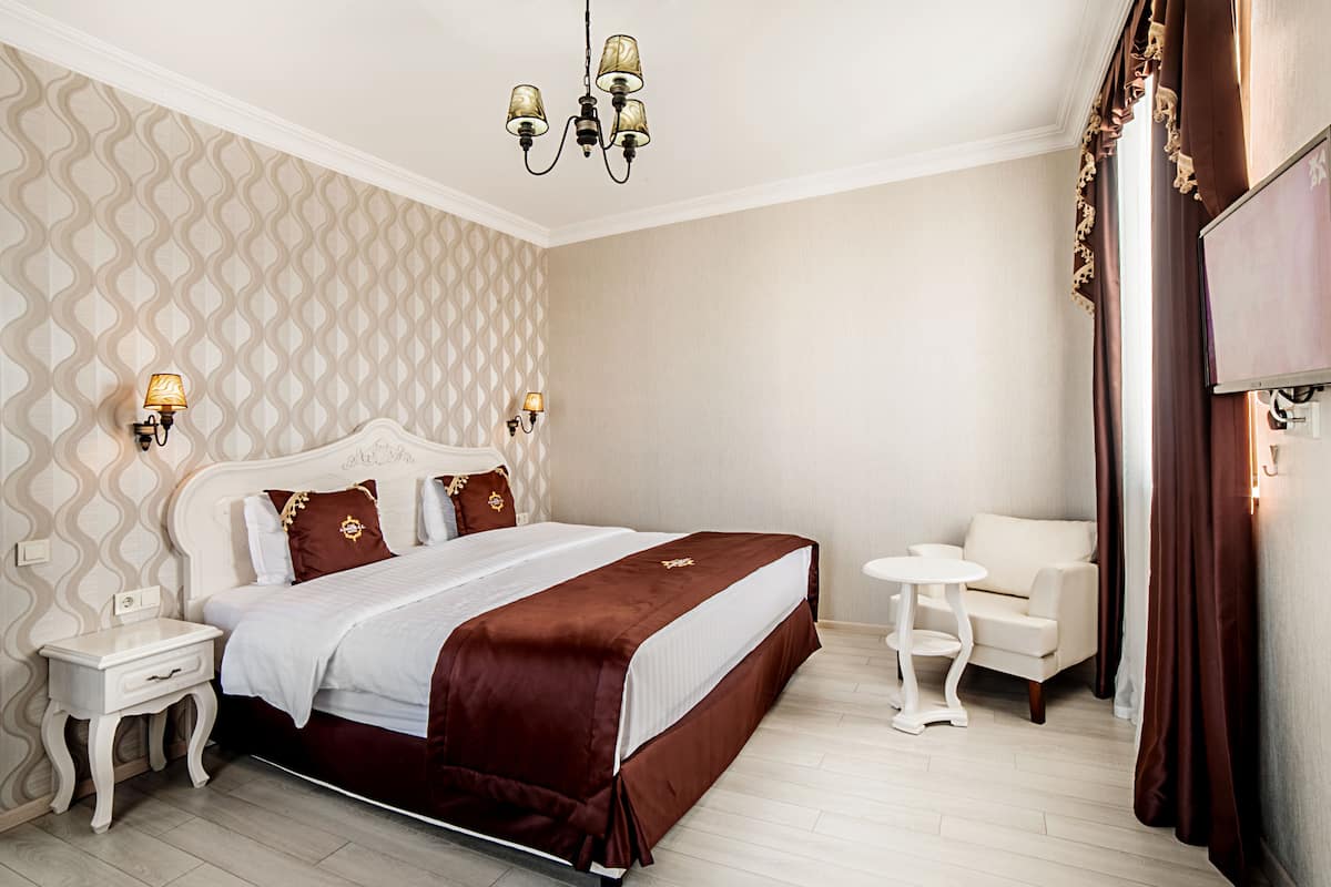Deluxe Suite, Sea View | 1 bedroom, minibar, in-room safe, individually decorated