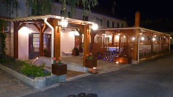 Façade de lâhĂ©bergement - soirĂ©e/nuit