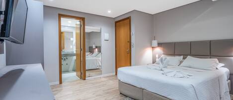 Superior Triple Room | Minibar, blackout drapes, soundproofing, iron/ironing board