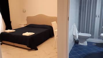 Habitación con 1 cama matrimonial o 2 individuales | Ropa de cama de alta calidad y caja de seguridad en la habitación