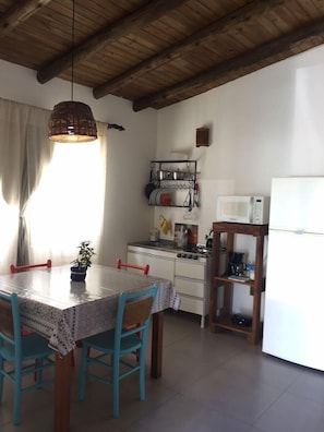 Traditional Studio | Private kitchen | Fridge, microwave, stovetop, cookware/dishes/utensils - Casa Larrosa (Torres)