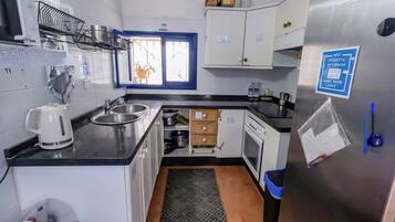 GroĂer KĂŒhlschrank, Mikrowelle, Herdplatte