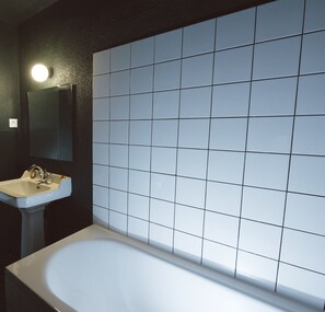 Chambre Familiale 8 lits | Salle de bain | Sèche-cheveux