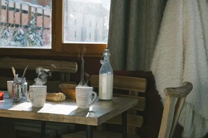 Frokost med lokale retter hver dag (EUR 8 per person)