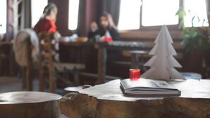 A wooden table with a book and a small white Christmas tree decoration. - Ho36 Les Menuires (Les Belleville)
