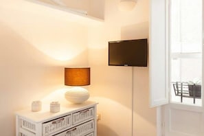 Departamento, 2 habitaciones | Área de sala de estar | Televisión de pantalla plana