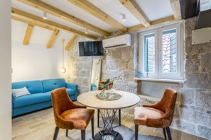 Deluxe Double Room (3) | Minibar, in-room safe, desk, soundproofing - Luxury Rooms Miara in City Centre (Split)