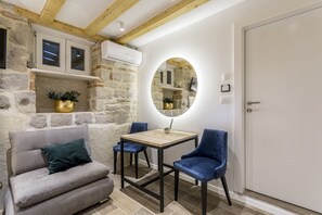 Deluxe Double Room (1) | Minibar, in-room safe, desk, soundproofing - Luxury Rooms Miara in City Centre (Split)