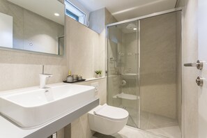 Deluxe Double Room (1) | Bathroom | Shower, free toiletries, hair dryer, towels - Luxury Rooms Miara in City Centre (Split)