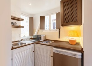 Apartamento | Cocina privada | Frigorífico, placa de cocina y máquina de café espresso
