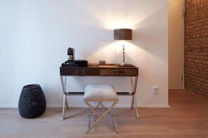 Suite, Private Bathroom, Courtyard View | Room amenity - Refugium de Luxe Köln (Cologne)