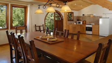 Casa clássico, várias camas | Opções para refeição no quarto