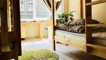 Kamar Quadruple Basic (2 Bunk Beds) | Wi-Fi gratis dan seprai linen