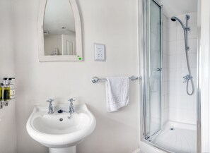 Habitación doble, baño privado (Room 2) | Baño | Artículos de higiene personal gratuitos, secador de pelo y toallas