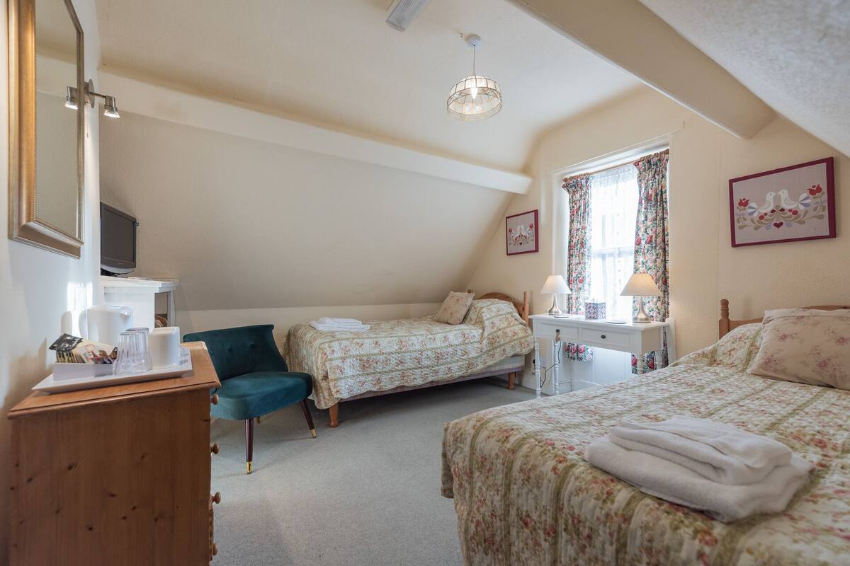 Twin Room, Shared Bathroom (Room 4) | Individually decorated, individually furnished, desk, free WiFi