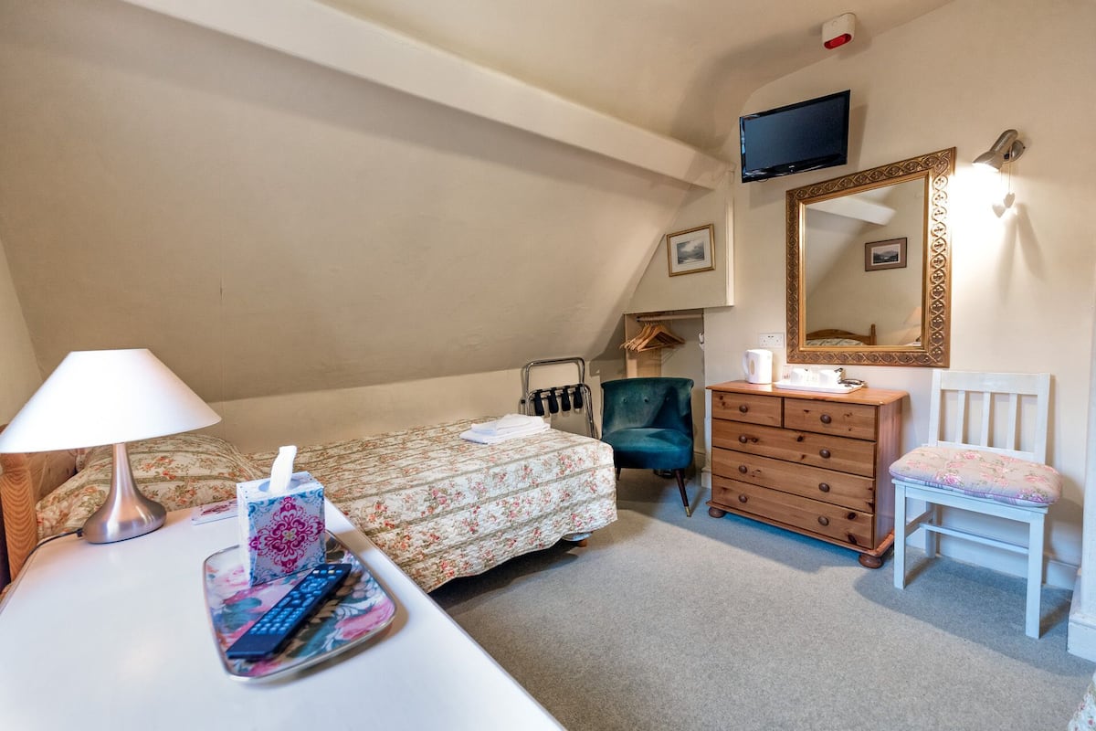 Twin Room, Shared Bathroom (Room 5) | Individually decorated, individually furnished, desk, free WiFi