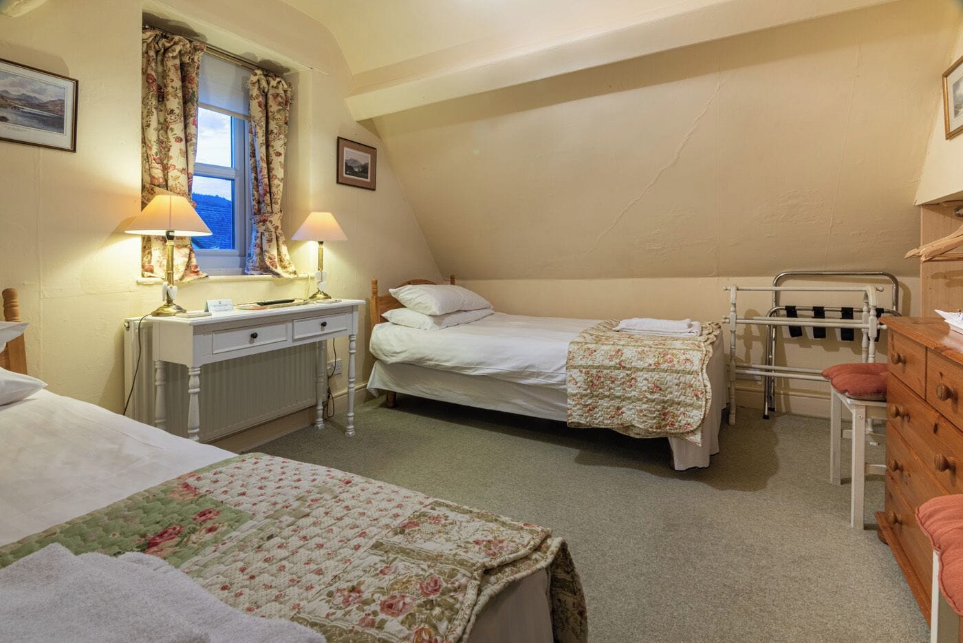 Quarto com uma cama de solteiro, escrivaninha, cadeira e radiador.