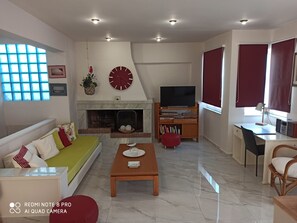 Duplex (Dimi) | Area soggiorno | TV a schermo piatto, caminetto, docking station per MP3