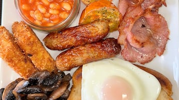 Café da manhã completo grátis todos os dias