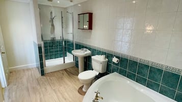 Phòng đôi Deluxe, có phòng tắm riêng | Phòng tắm | Đồ dùng nhà tắm miễn phí, máy sấy tóc, khăn tắm