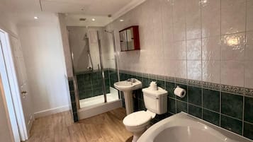 Amenidades de baño gratuitas, secadora de cabello, toallas
