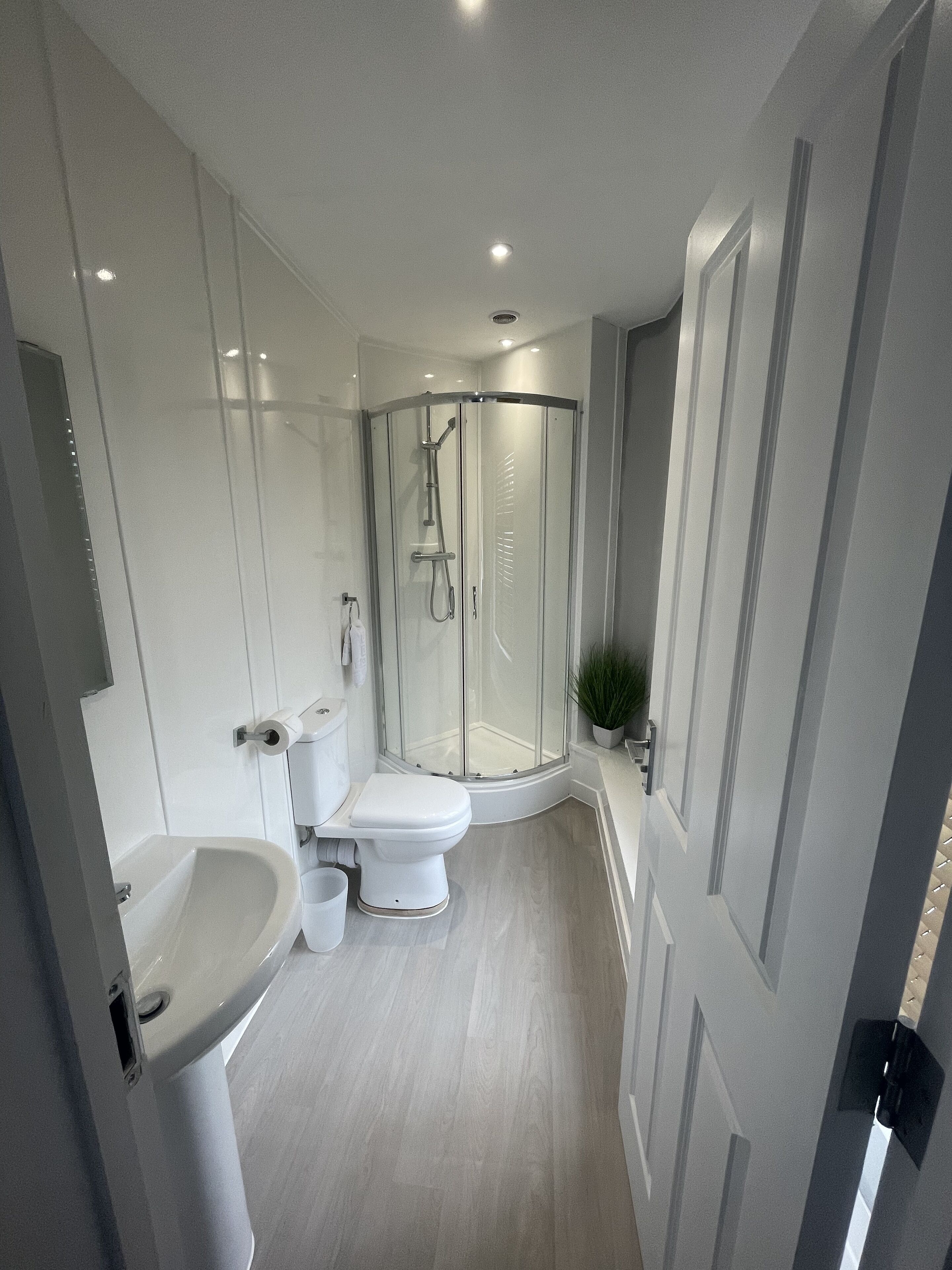 Toalettartikler (inkludert), hårføner og håndklær