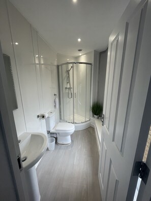 Produtos de toalete grátis, secador de cabelo, toalhas de banho 