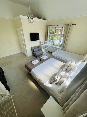 Free WiFi, bed sheets - The Six Bells (Rochester)