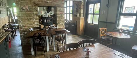 Petit déjeuner et déjeuner servis sur place, spécialités Cuisine locale