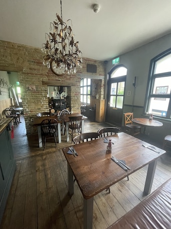Breakfast, lunch and dinner served . The Six Bells