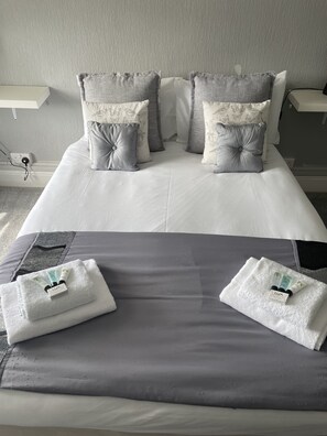 Wi-Fi de cortesia, roupa de cama