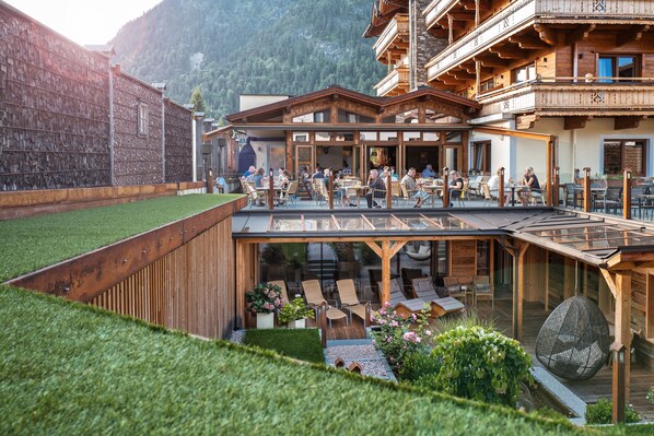 Outdoor dining - Sonnenhof Genusshotel & Appartements (Eben am Achensee)