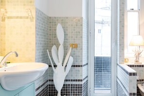 Departamento | Baño | Tina, tina de hidromasaje, secadora de cabello, bidet 