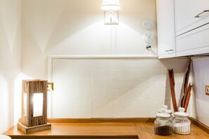 Departamento | Cocina privada | Refrigerador, microondas, horno y parrilla de estufa 