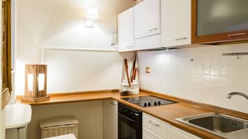 Apartment | Eigene Küche | Kühlschrank, Mikrowelle, Ofen, Herdplatte