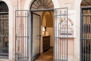 Bicycling - Pantheon Luxury Gold Apartment (Rome)