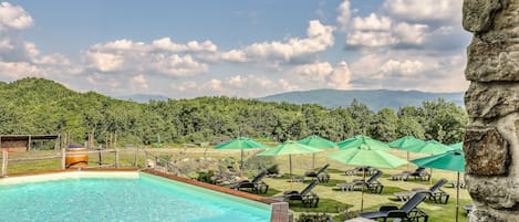 Kolam renang outdoor musiman, dengan payung kolam renang