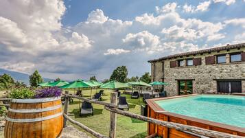 Piscine extérieure (ouverte en saison), parasols de plage