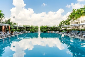Una piscina al aire libre, cabañas de piscina gratuitas, sombrillas