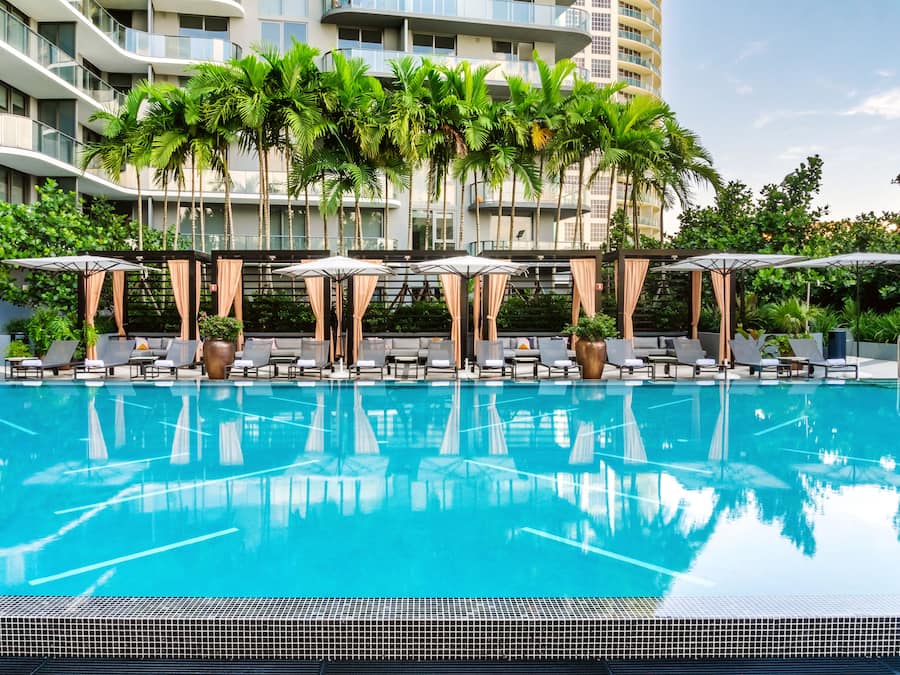 Piscine extérieure, cabanons gratuits, parasols de plage