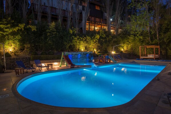 Una piscina techada, una piscina al aire libre