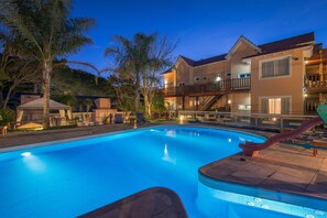 Una piscina techada, una piscina al aire libre