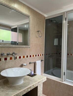Bathroom | Combined shower/tub, deep soaking tub, free toiletries, hair dryer - Cariló Princess (Carilo)
