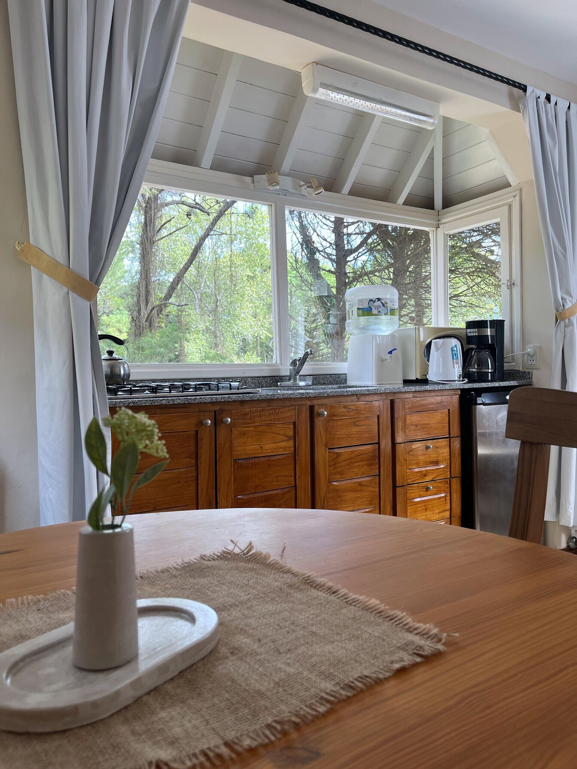 Cocina privada | Frigorífico, microondas, placa de cocina y cafetera o tetera