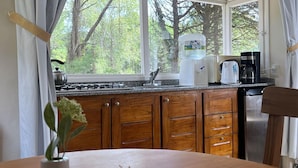 Private kitchen | Coffee/tea maker, fridge, microwave, stovetop
