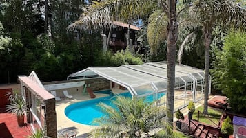 Una piscina techada, una piscina al aire libre
