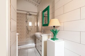Apartment, Terrace | Bathroom | Shower, hair dryer, bidet, towels